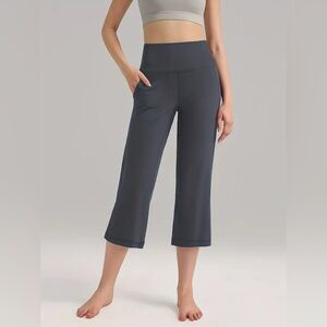 Women's NWOT Gray Cropped Pants
